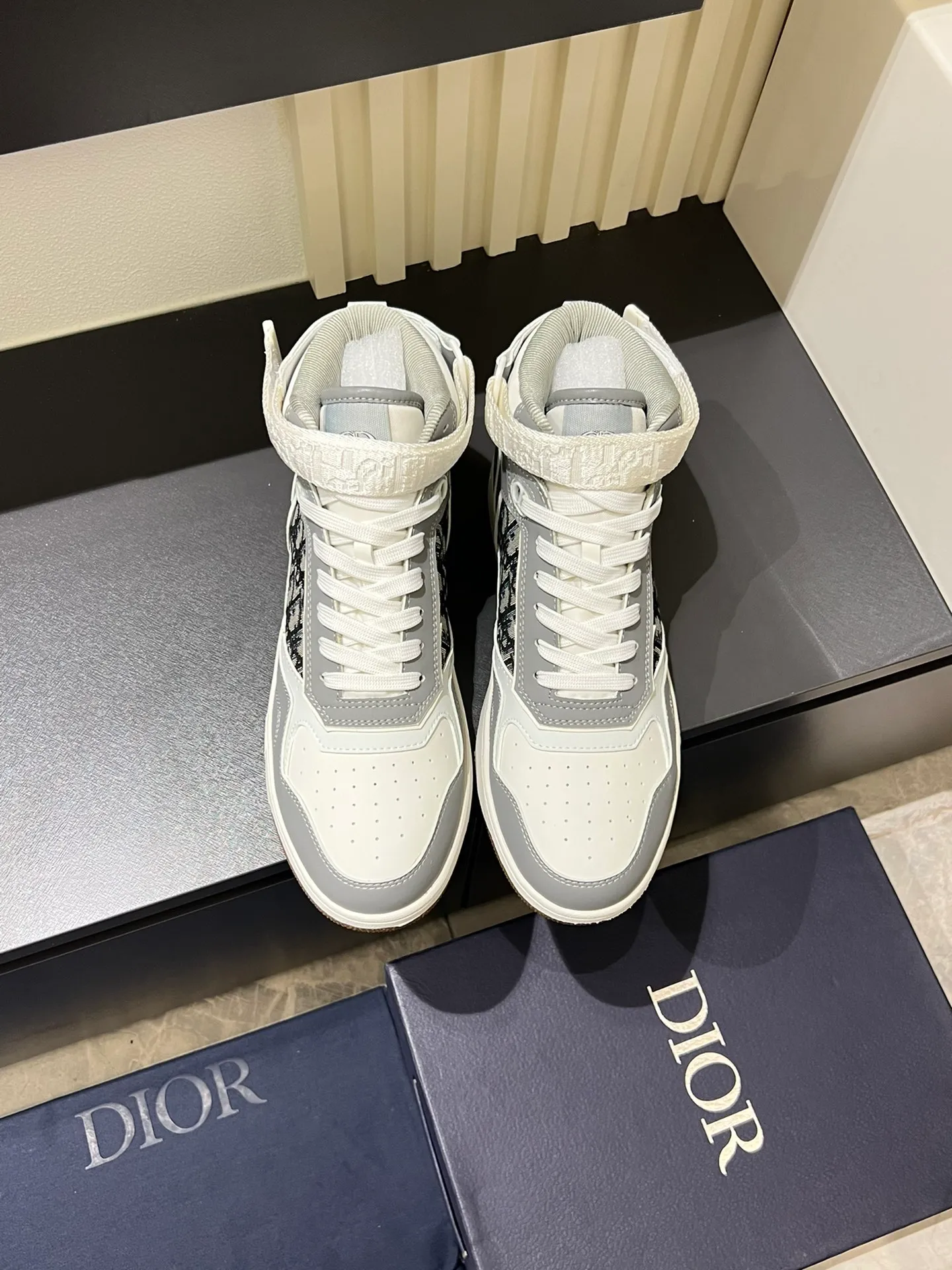 Men's shoes 💰p460 "Dio*" mid-top B27 casual sneakers. This B27 high-top sneaker is a new product in the series and continues Di*r's classic style. Crafted from gray and white smooth calf leather with beige and black Oblique print panels on the sides. The "CD Icon" shaped shoelace eyelets are clever and delicate, and the two-color rubber sole, rear collar and heel are all equipped with the brand's iconic details to enhance the style. Oblique printed straps at the ankle allow for an adjustable fit to complement the overall design. Fashionable and versatile, it can complement any look. Create an exquisite design with unique dynamic vitality and modern atmosphere, presented in low-top and high-top styles. This new must-have shoe adds a new dimension to Dior's archive heritage, embodying modern elegance. Purchase the original version and make it 1:1. If you need top quality, please come to me! Male 38-44!